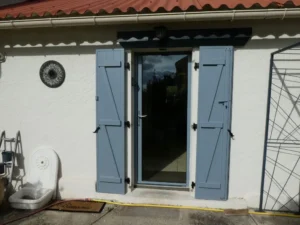 Porte aluminium laqué. Volets battants aluminium isolants